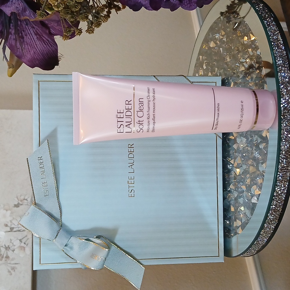New Estée Lauder Full Size Soft Clean Foaming Cleanser - Picture 3 of 17
